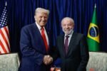 Imagem de aperto de mãos entre o Presidente Lula e Donald Trump na Malásia, simbolizando o encontro.
