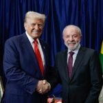 Imagem de aperto de mãos entre o Presidente Lula e Donald Trump na Malásia, simbolizando o encontro.